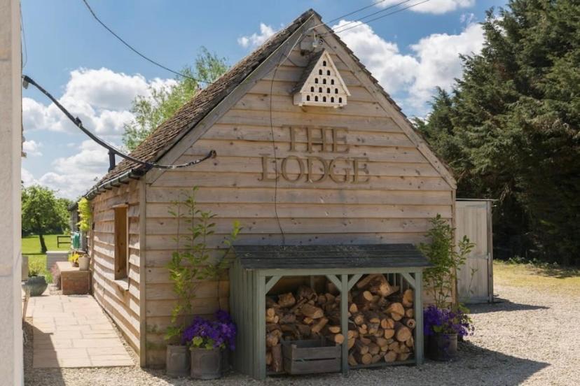 Cotswolds Lodge In Minster Lovell Exterior photo